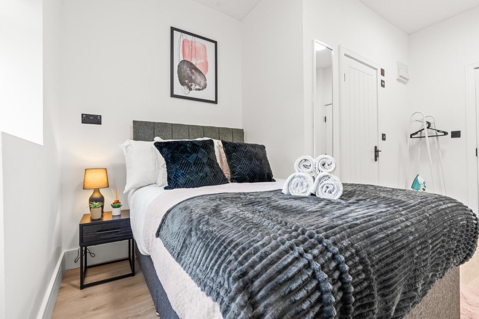 Modern 4 Bed - Free Parking Appartamento *