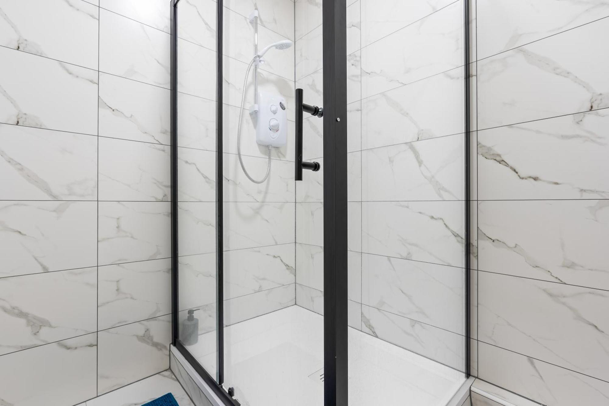 Modern 4 Bed - Free Parking Londra