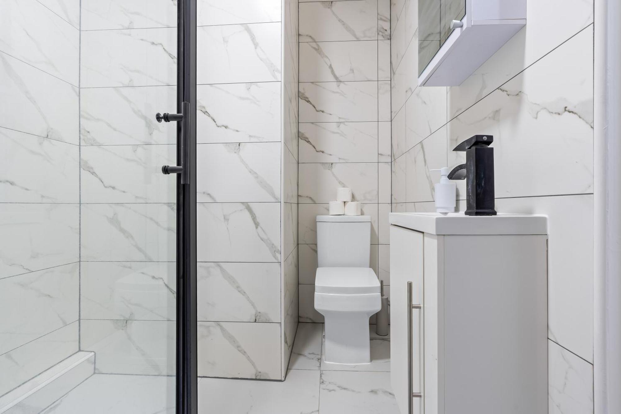 Modern 4 Bed - Free Parking Appartamento *
