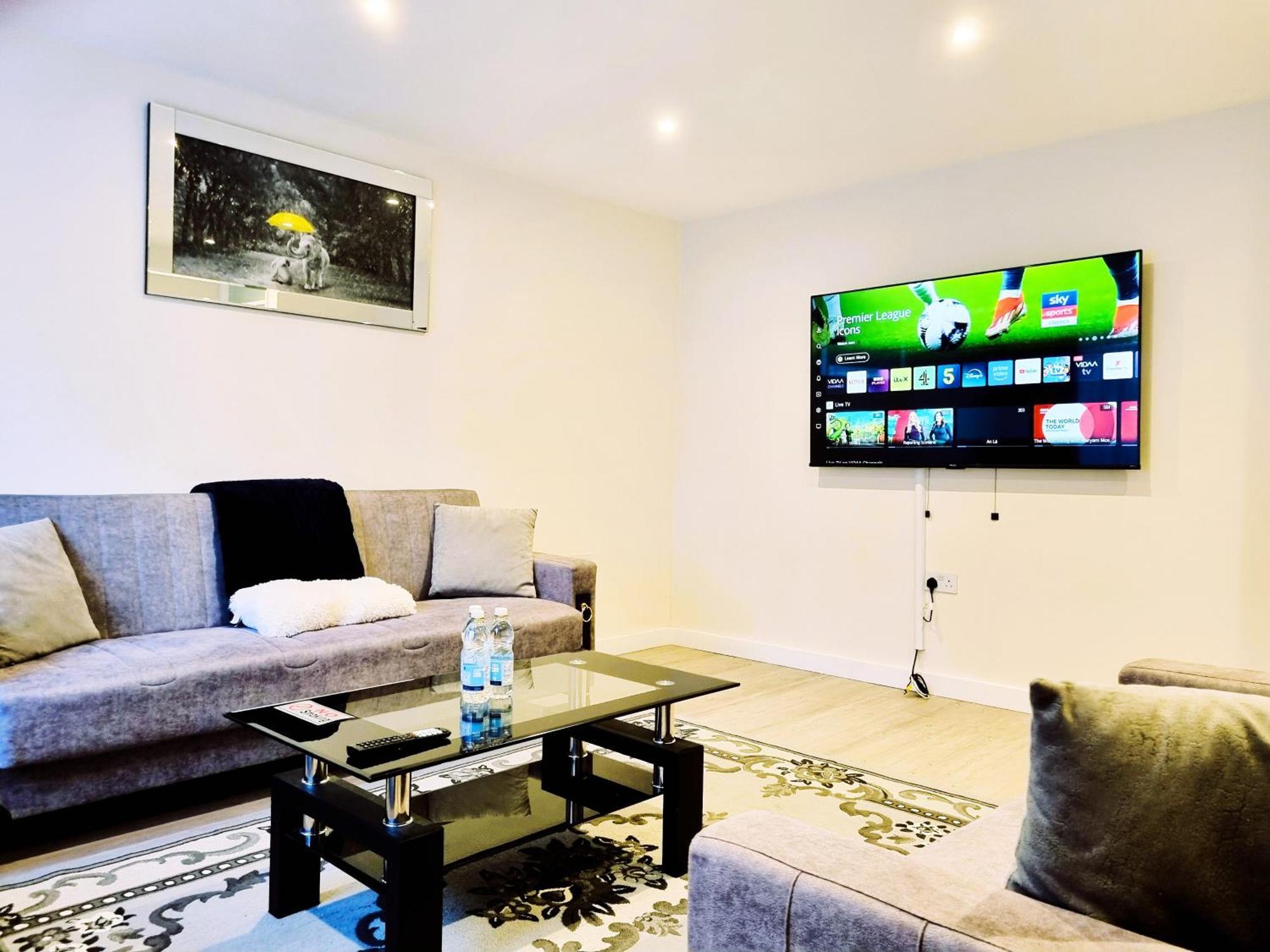 Ferienhaus 3Bed 2Bath House-Free Parking-Hi Speed Wifi-Garden-Entire Home-2Mins From Train Station
