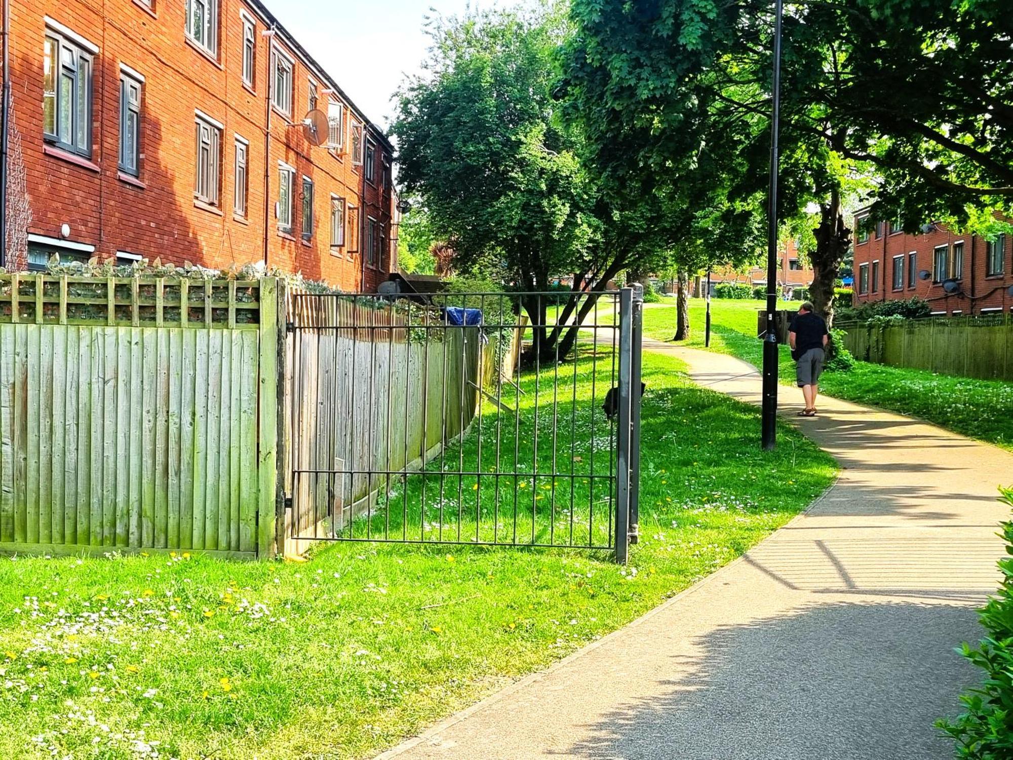 3Bed 2Bath House-Free Parking-Hi Speed Wifi-Garden-Entire Home-2Mins From Train Station Ferienhaus London