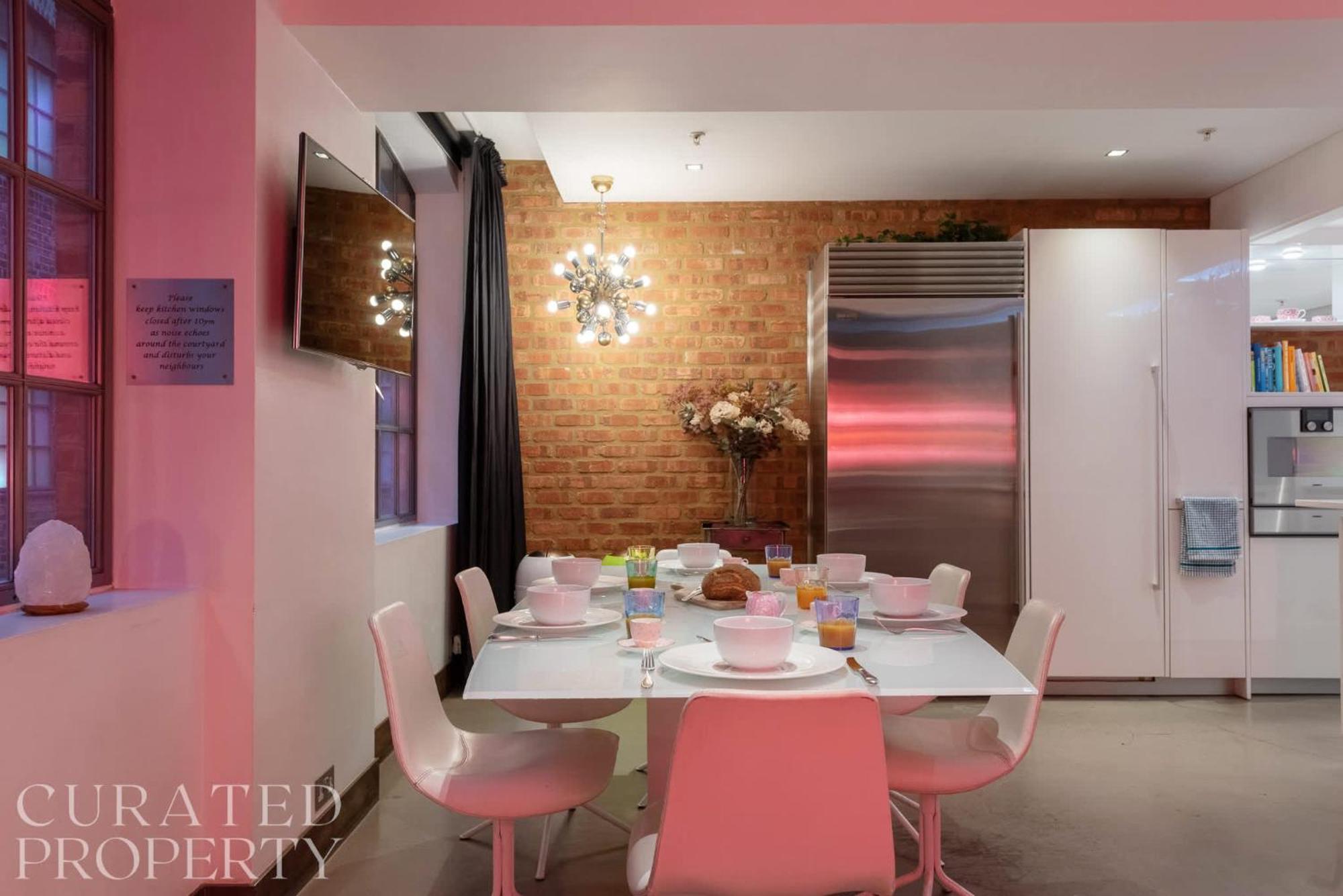 Amazingly Luxurious Loft Apartment, Soho - 3 Bedrooms, 2 Bath & Office Appartement Londen