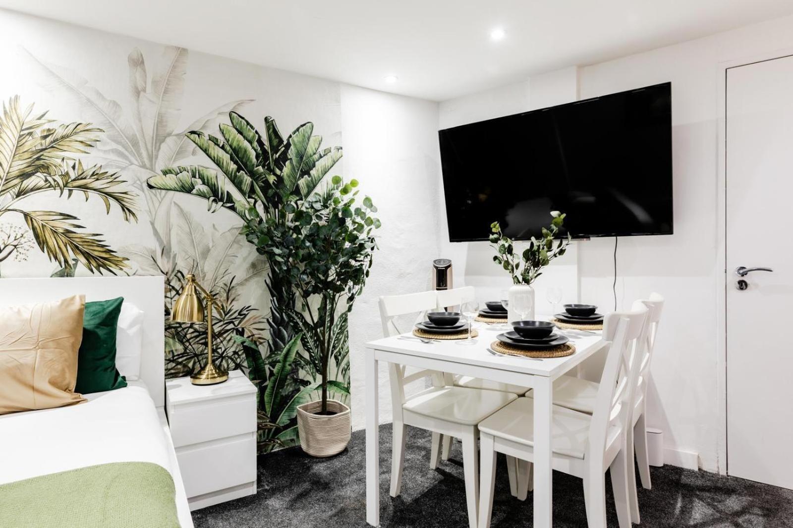 Regents Street's Superb Studios! Londra