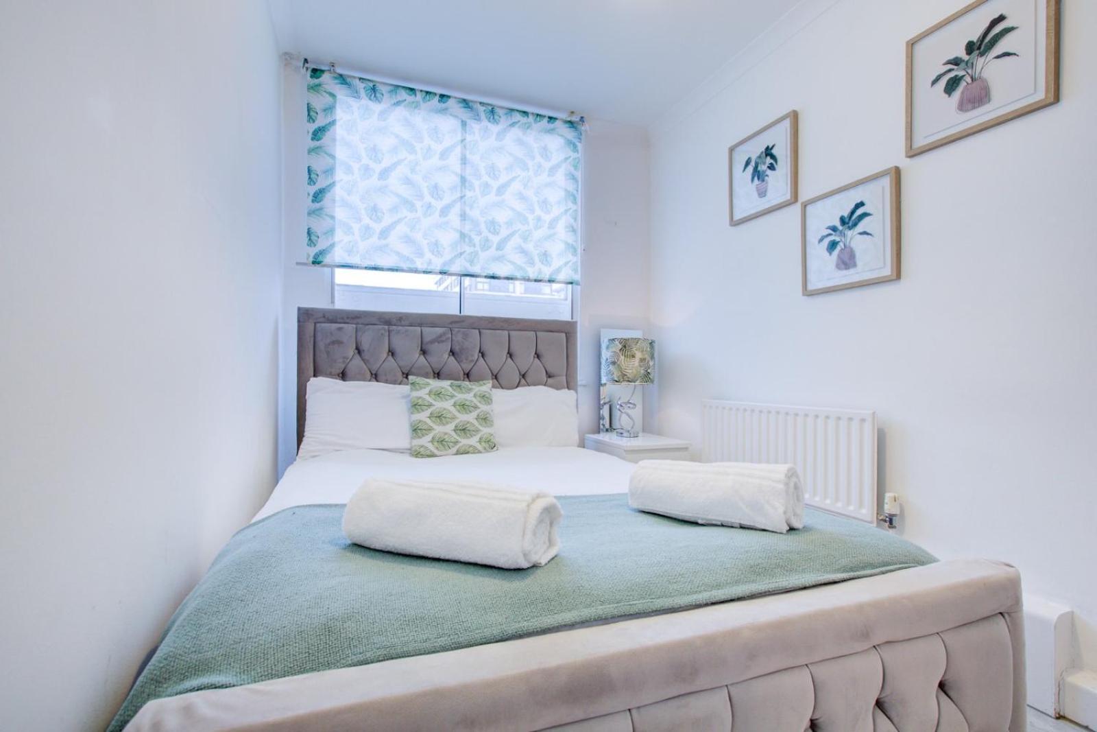 4-bedroom Gem Stylish & Walk-able To Everything London