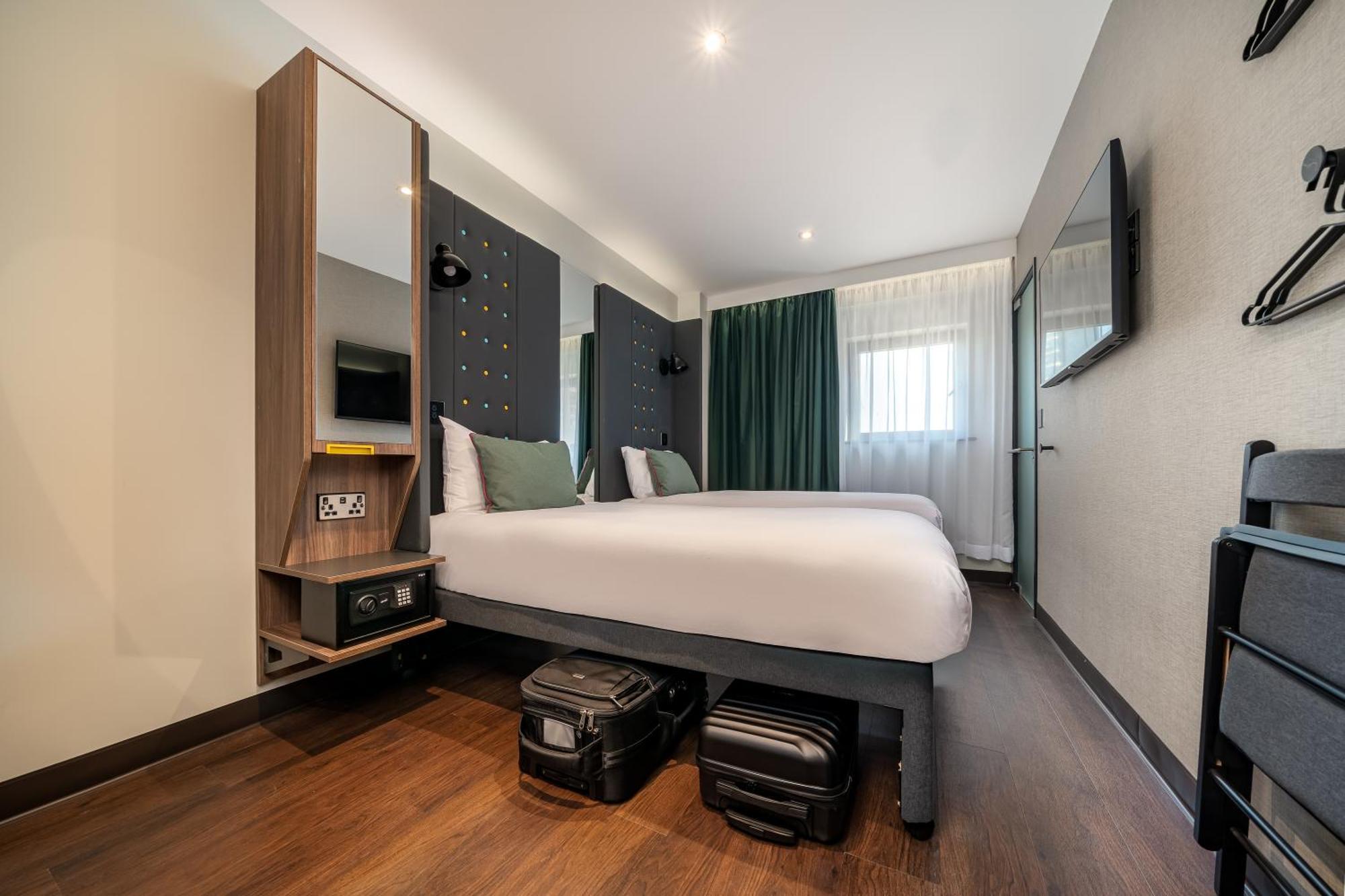 Point A Canary Wharf Hotel 3*