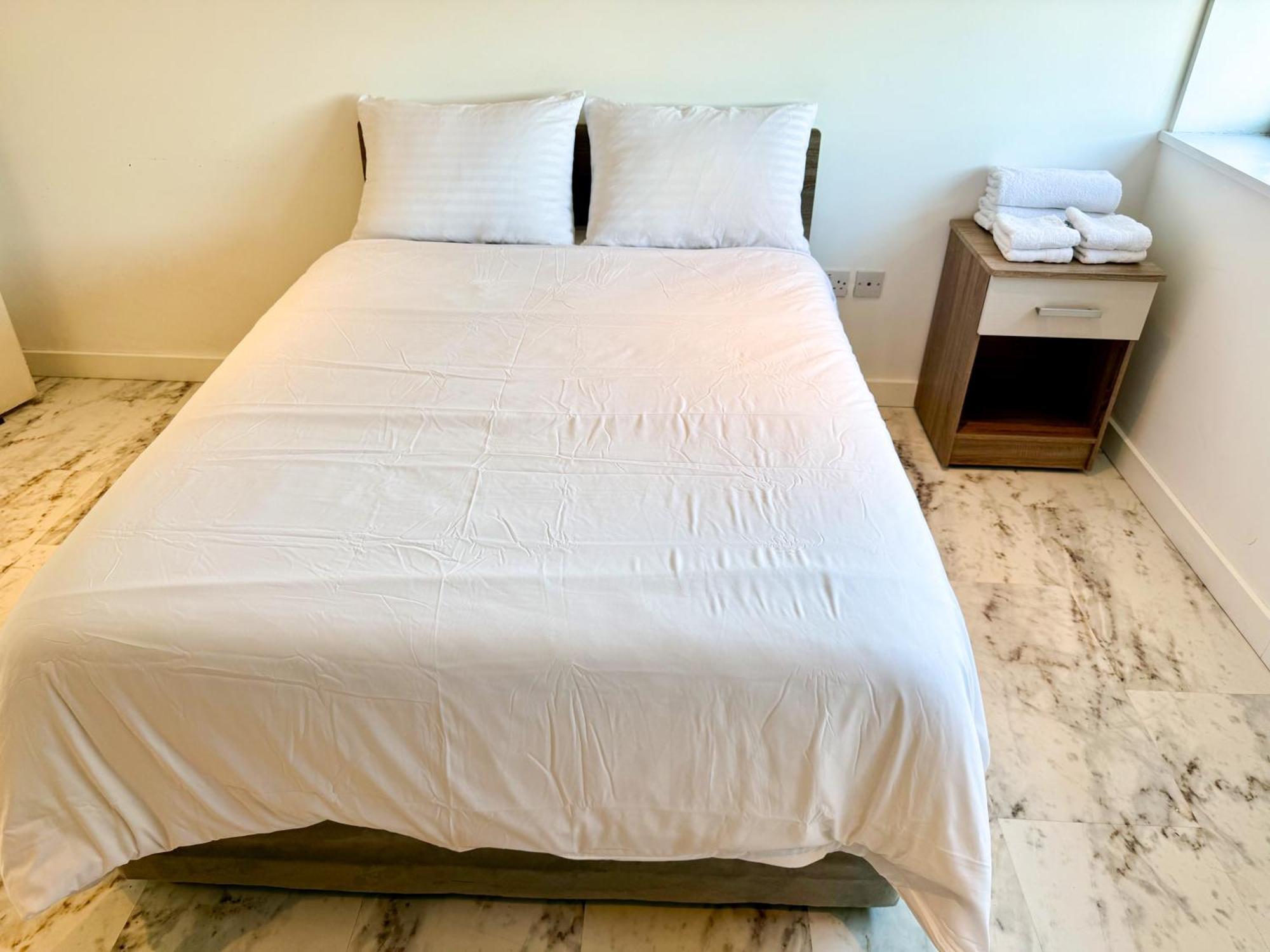 Entire Flat With 2x Bedrooms, 2x Bathrooms And A Big Living In The Olympic Park And Westfield At Stratford 5* Londen