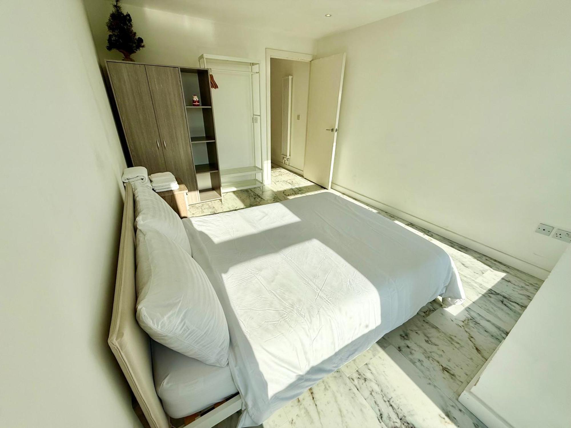 Entire Flat With 2x Bedrooms, 2x Bathrooms And A Big Living In The Olympic Park And Westfield At Stratford Hotel