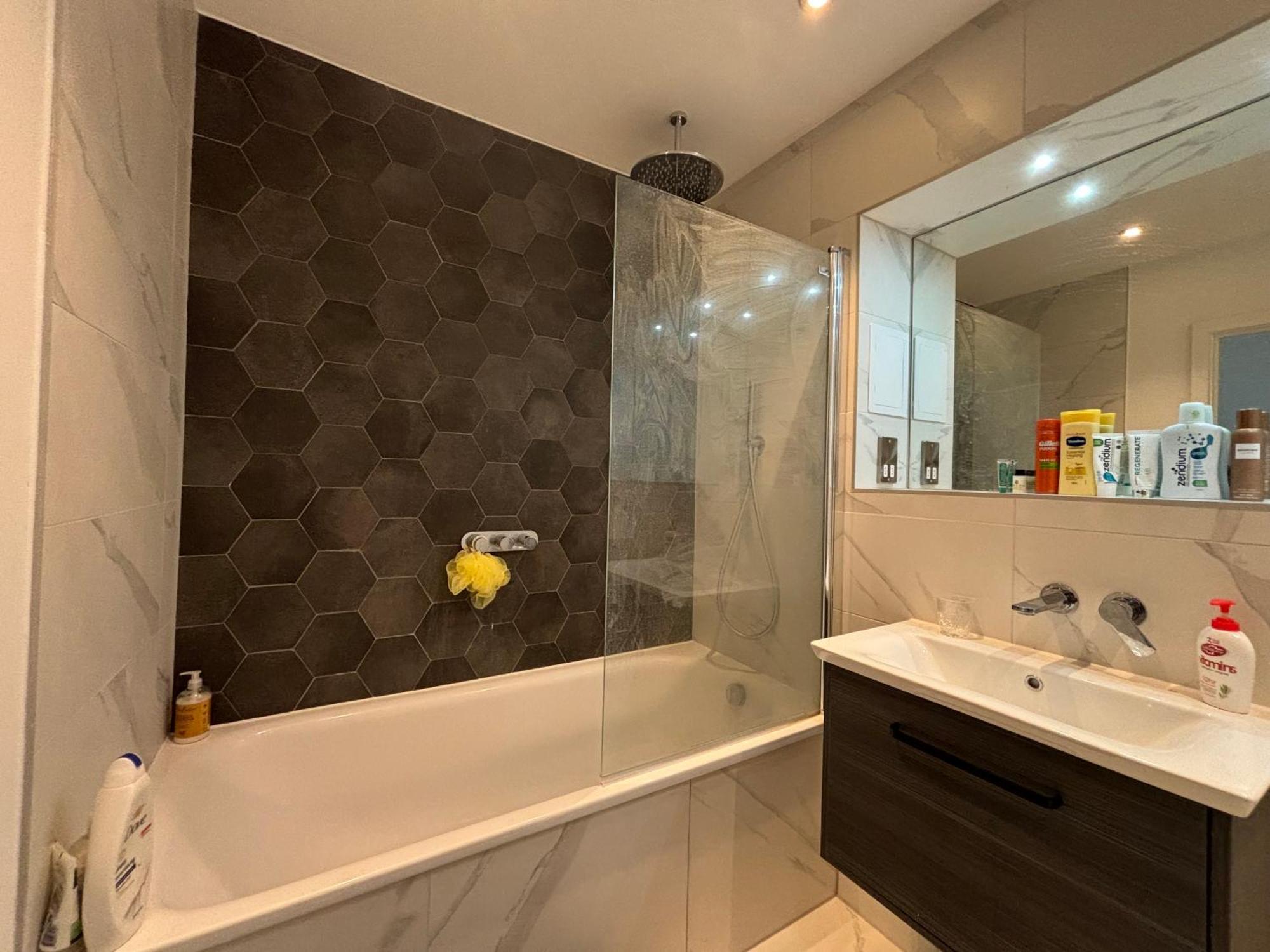 Chic 2bd Flat With Private Balcony In Battersea * London