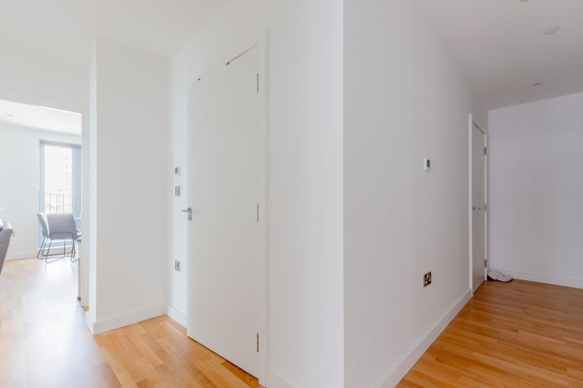 Chic 2bd Flat With Private Balcony In Battersea Lägenhet London