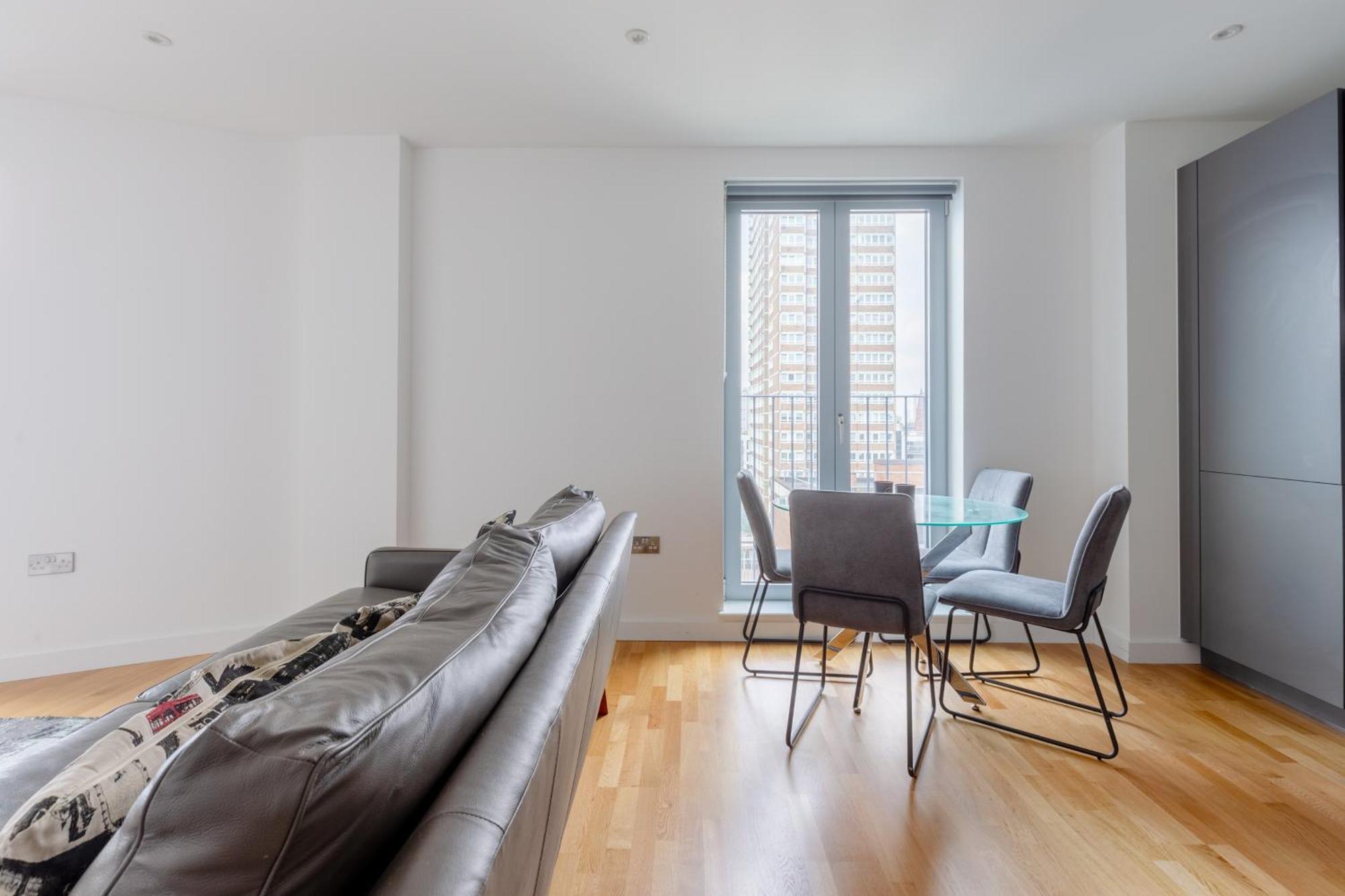 Chic 2bd Flat With Private Balcony In Battersea Lägenhet