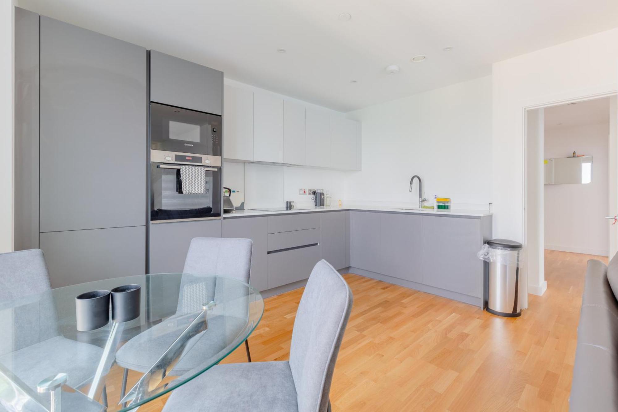 Chic 2bd Flat With Private Balcony In Battersea Lägenhet London