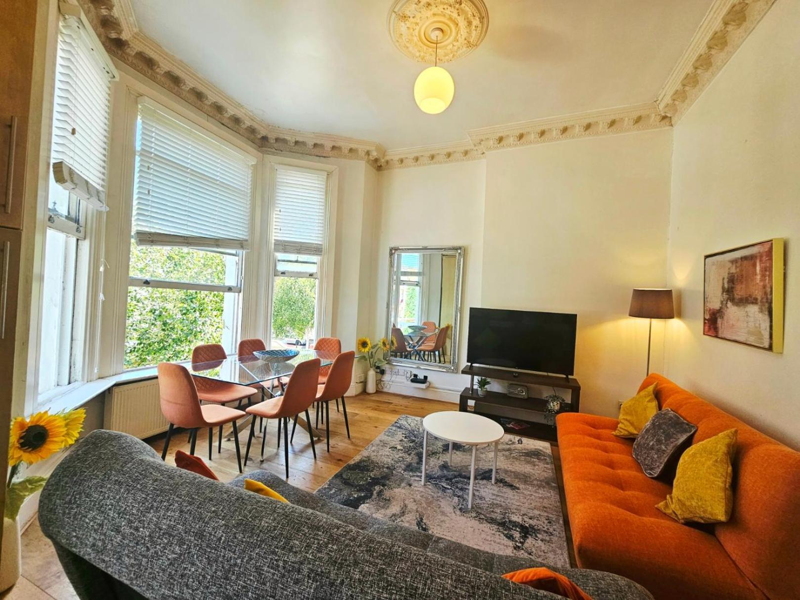 Apartment Charming With Private Balcony, On 1st Floor, With 2 Bathrooms, 3 Min Walk To Earl's Court Station *