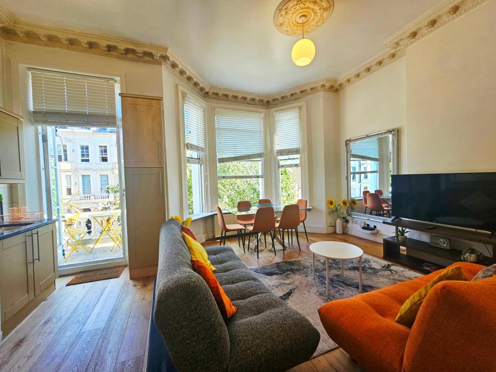Charming With Private Balcony, On 1st Floor, With 2 Bathrooms, 3 Min Walk To Earl's Court Station Apartment