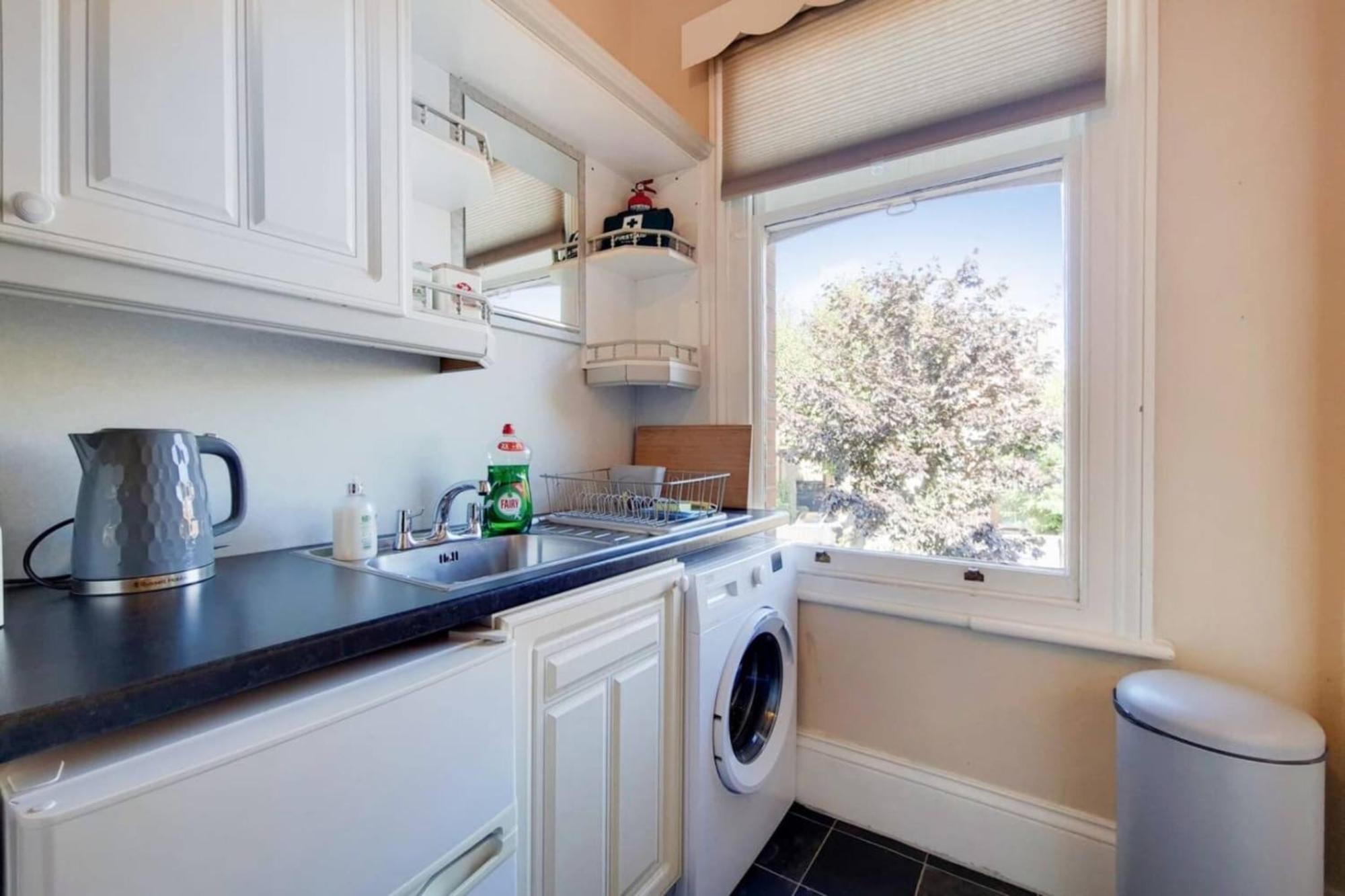 Spacious Ealing Broadway Apartment London