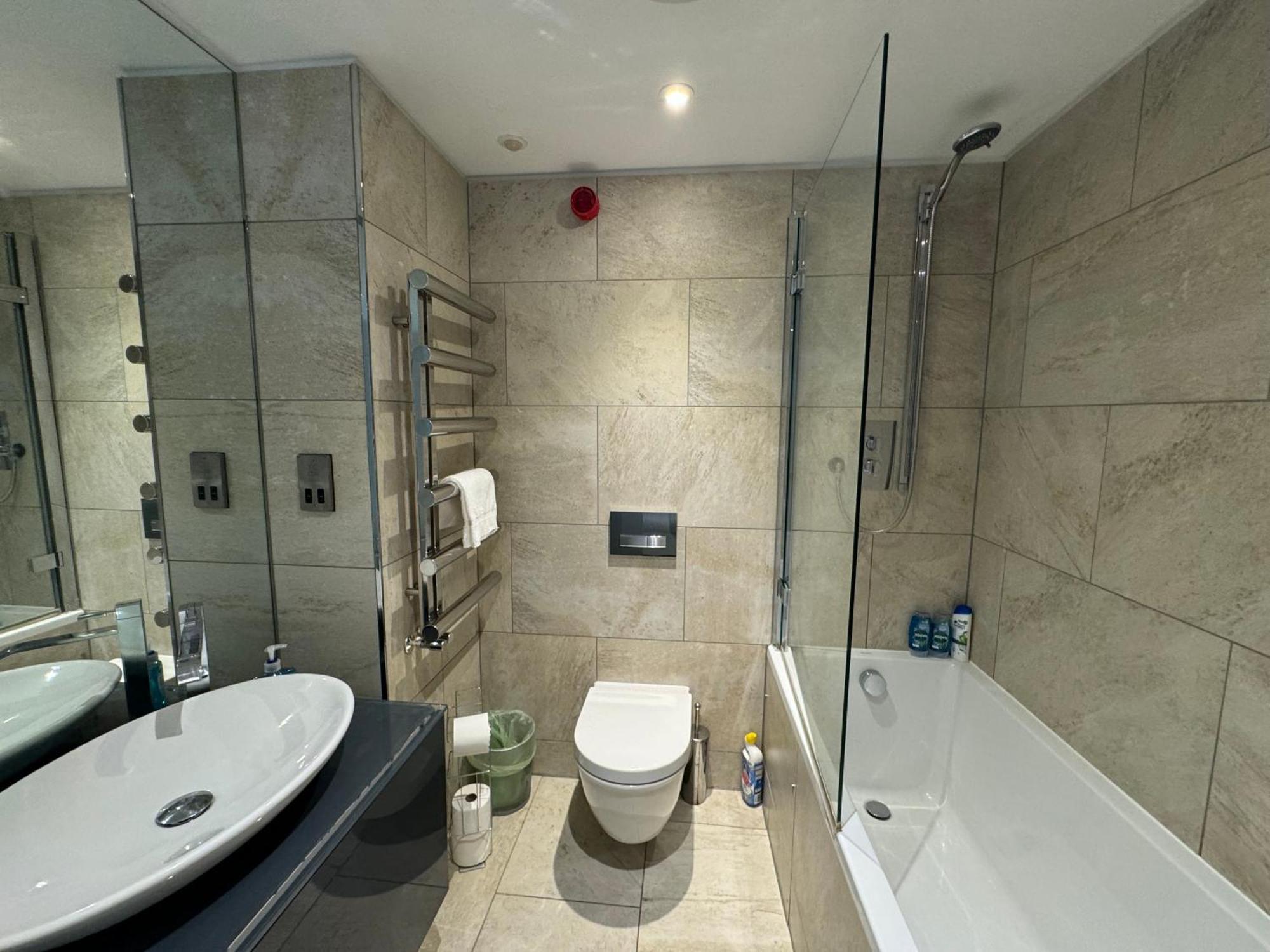 Beautiful Newly Renovated 2 Bed In Bank