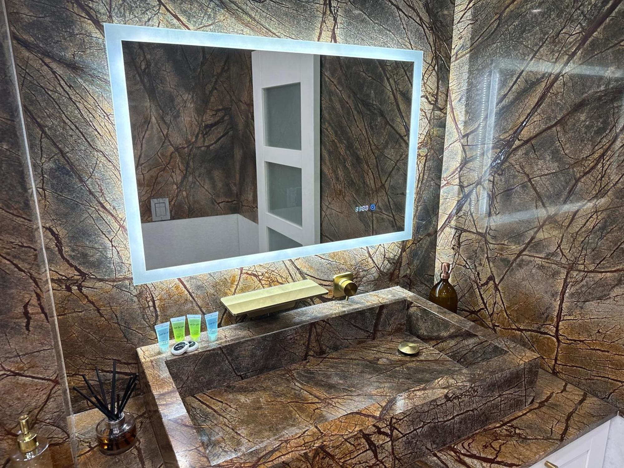 Unique Luxury In The Heart Of London. Air Conditioned With Private Garden Apartment *