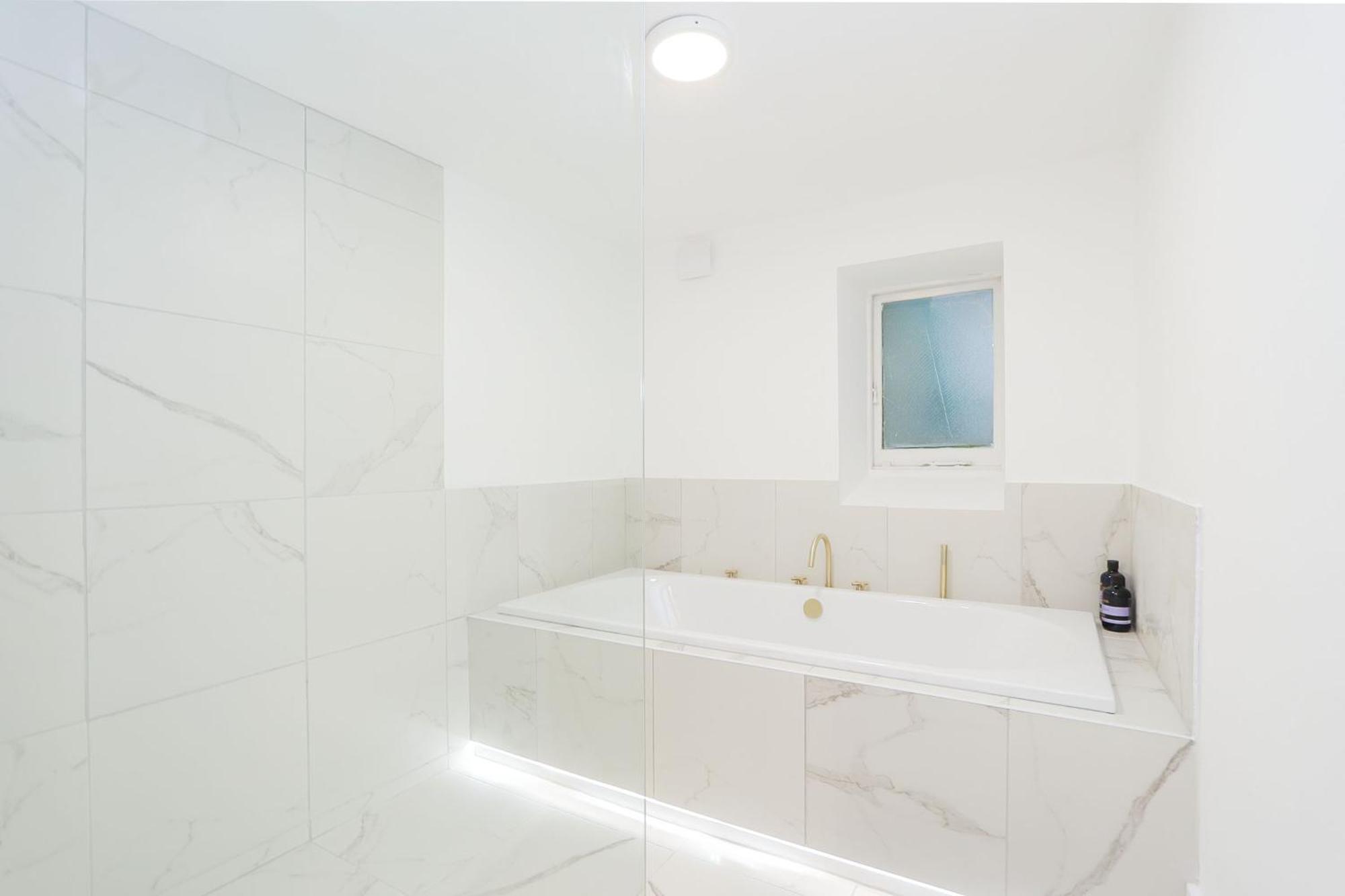 Apartment Elegant 2-bedroom Getaway W Terrace & Garden Views