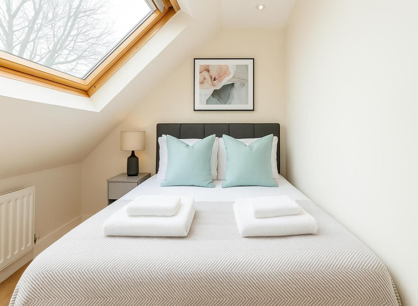 2 Bed Flat Near Acton Park * London
