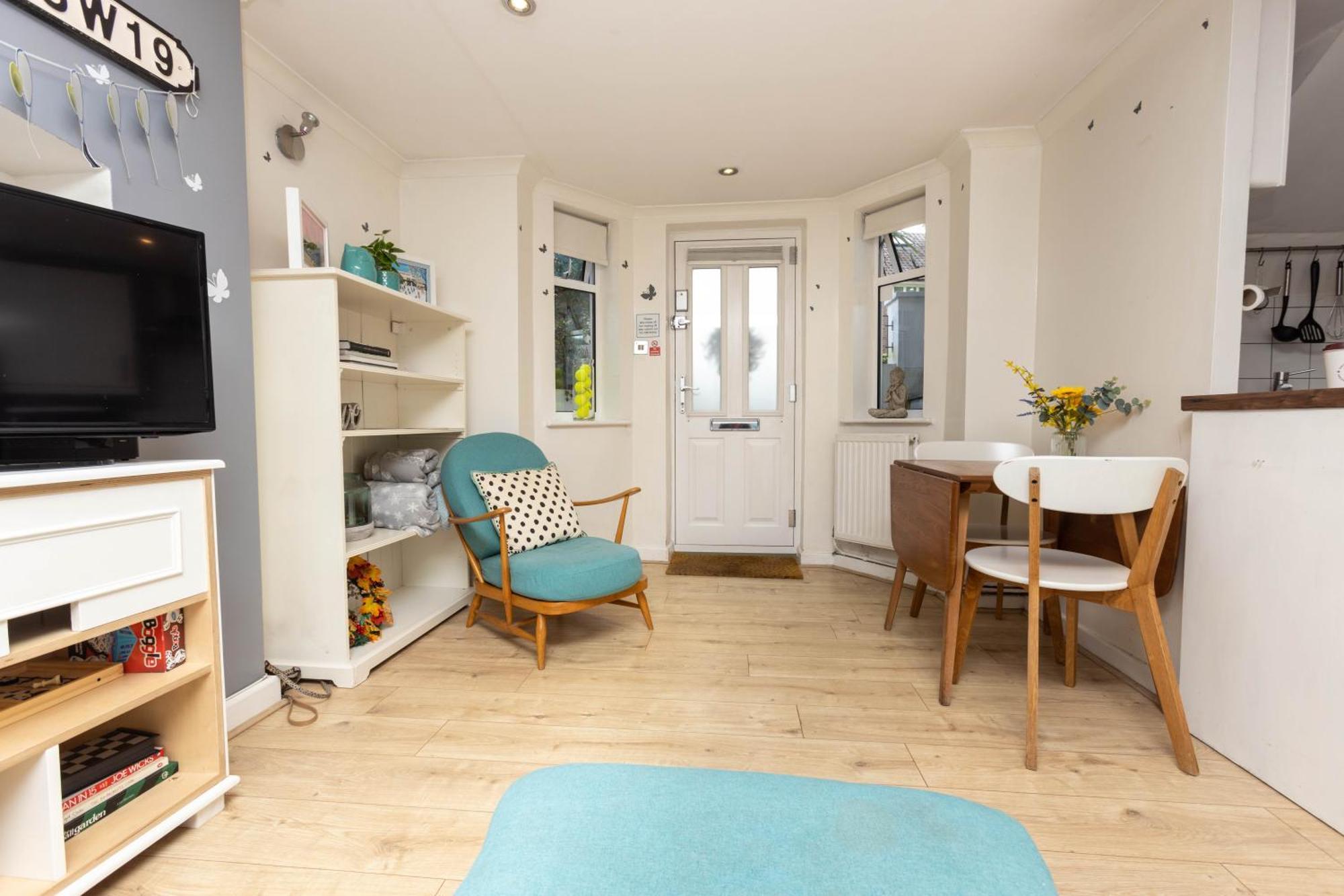 Stunning, Stylish Garden Flat In The Heart Of Wimbledon *