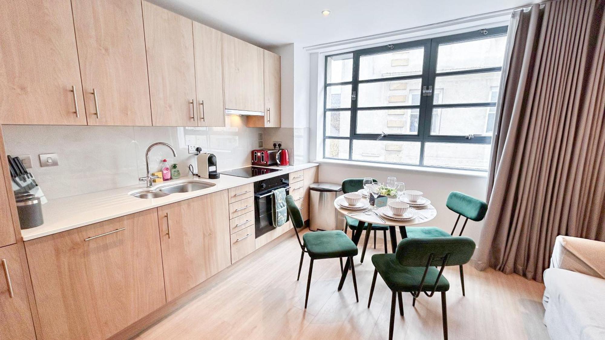 Modern & 3bedroom Flat With Pvt Balcony Steps From Regent's Park Apartment London