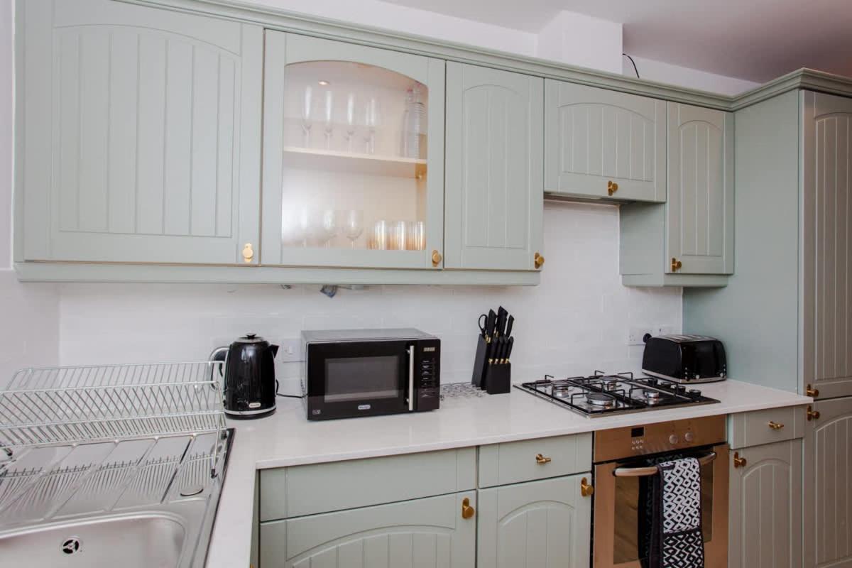 The Sparkford Gardens - Lovely 2bdr With Balcony Leilighet