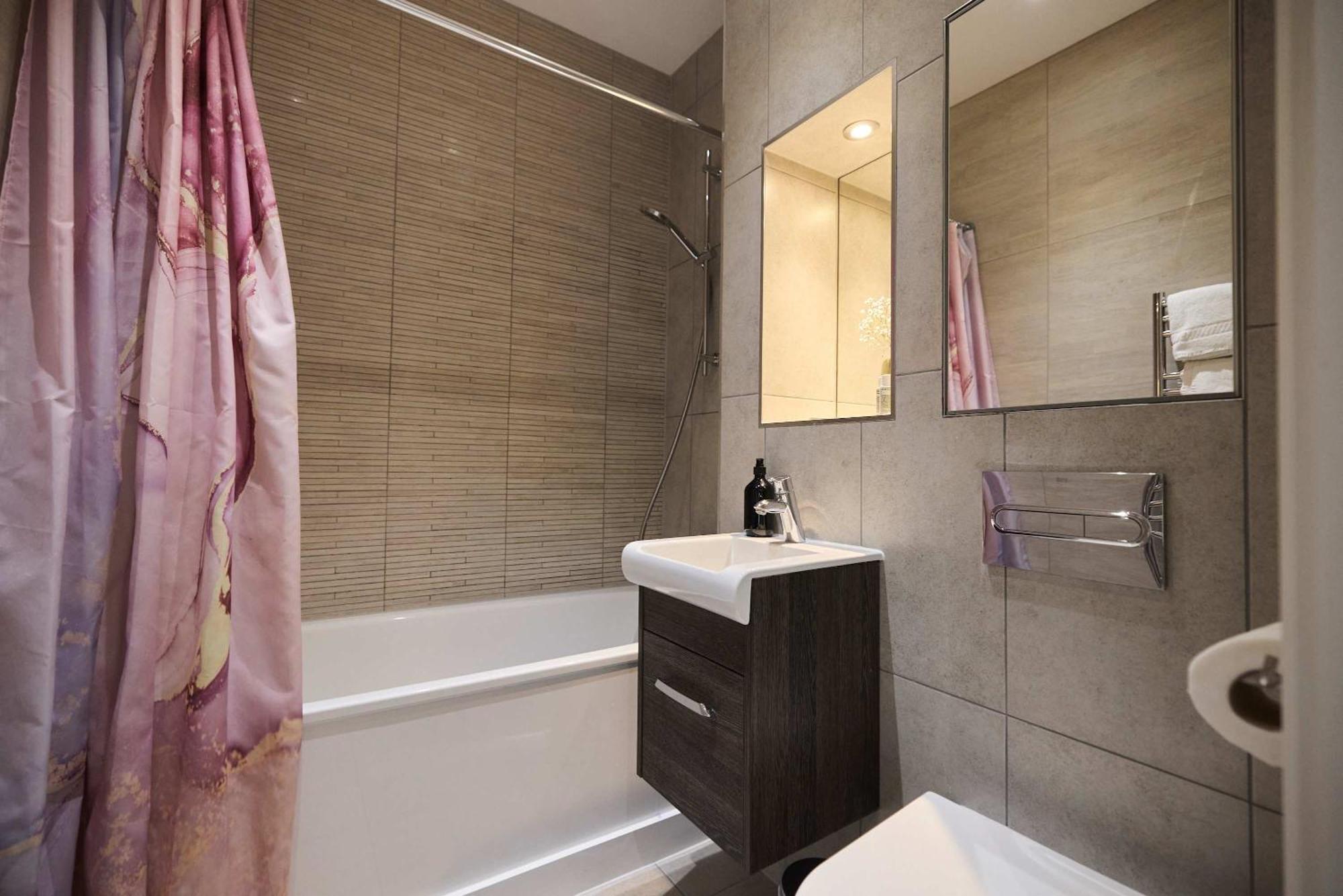 The Harlesden Place - Modern 3bdr Flat With Balcony Apartment