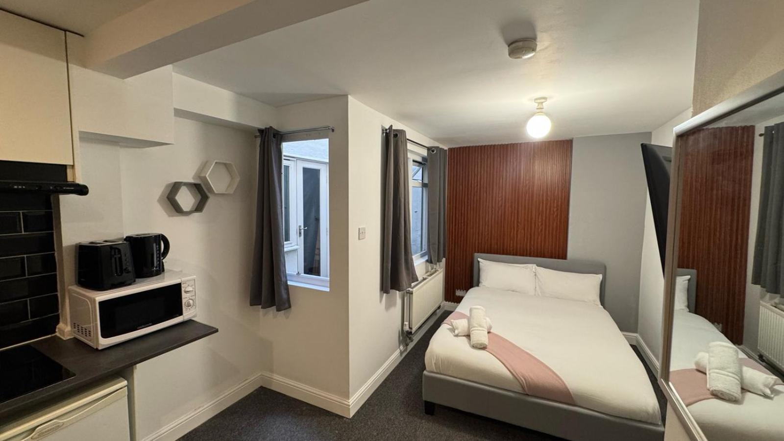 Compact Flat Close To Hyde Park