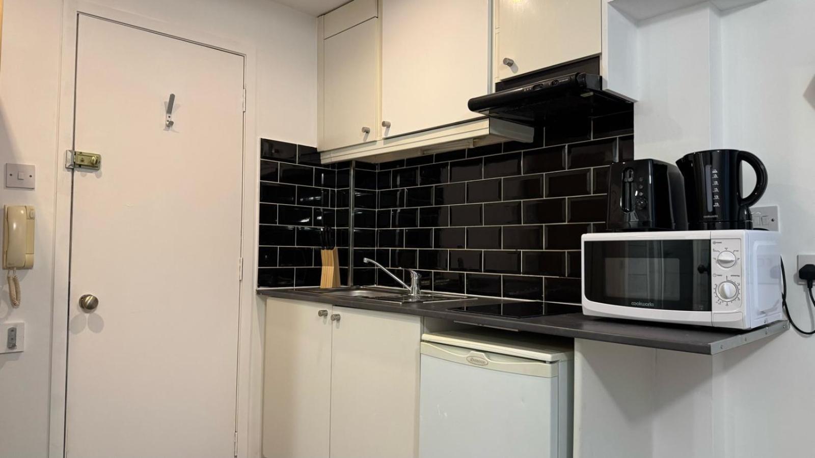 Compact Flat Close To Hyde Park Apartment *