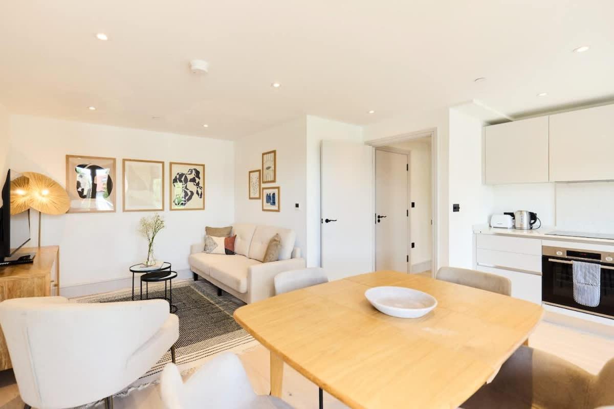 The South Wimbledon Hideout - Fancy 1bdr Flat With Balcony *