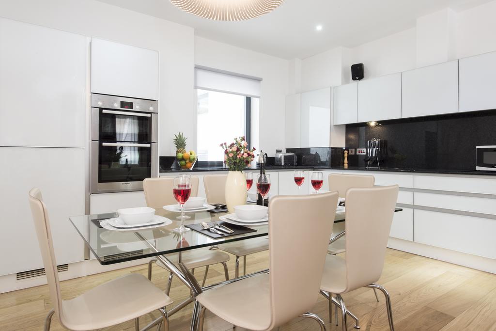 Tower Hill Apartment *