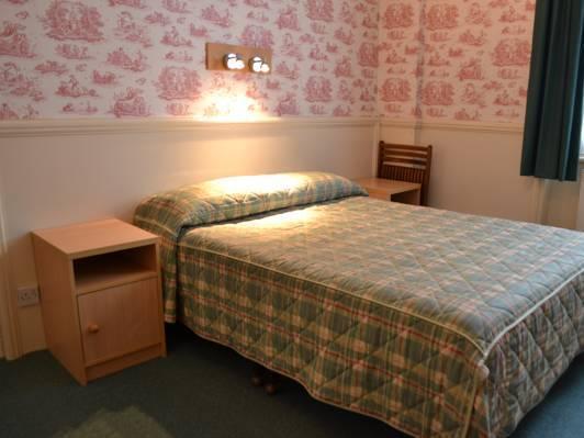 Garden Court Hotell 3*