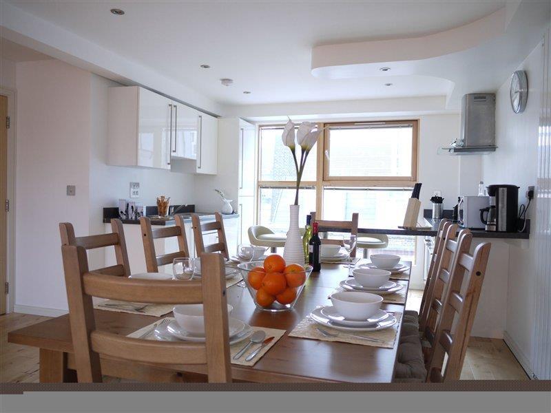 Apartment Beautiful 4-bedroom Flat In Bridge/borough! London
