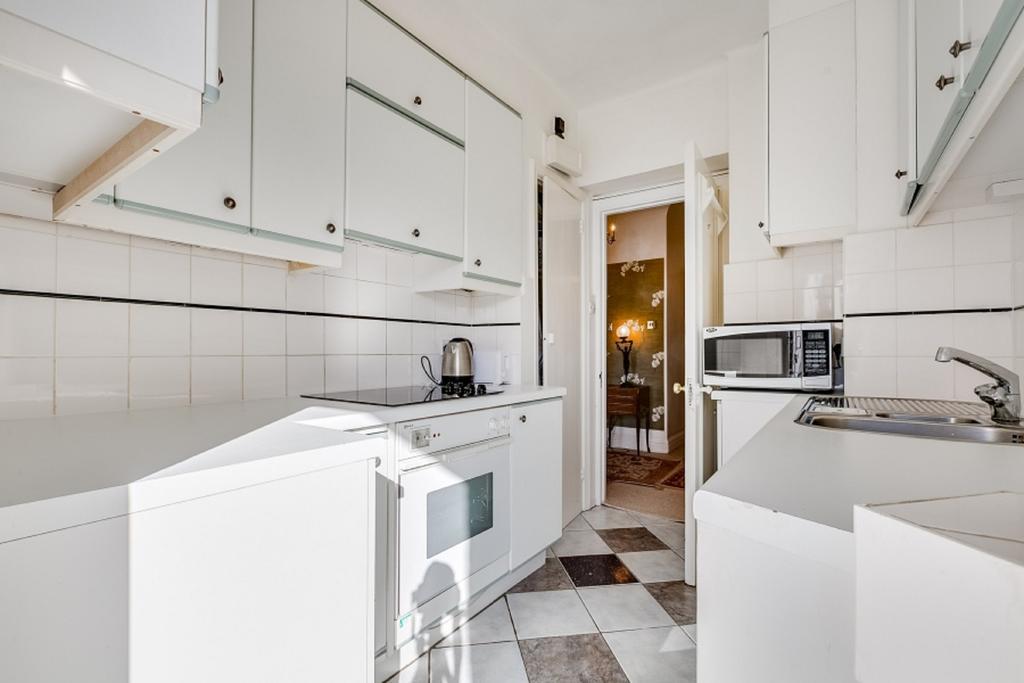 Executive Knightsbridge Apartment