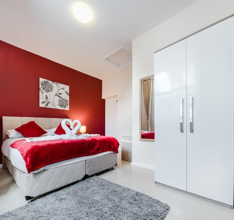 Aparthotel Commercial House 4*