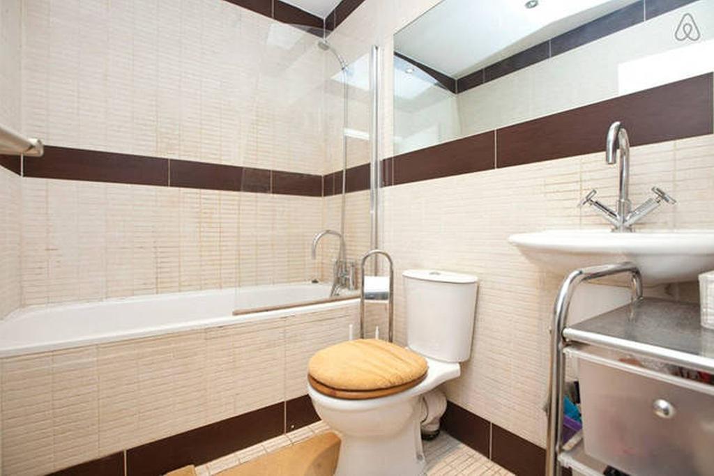 Central Warwick Way Apartment *