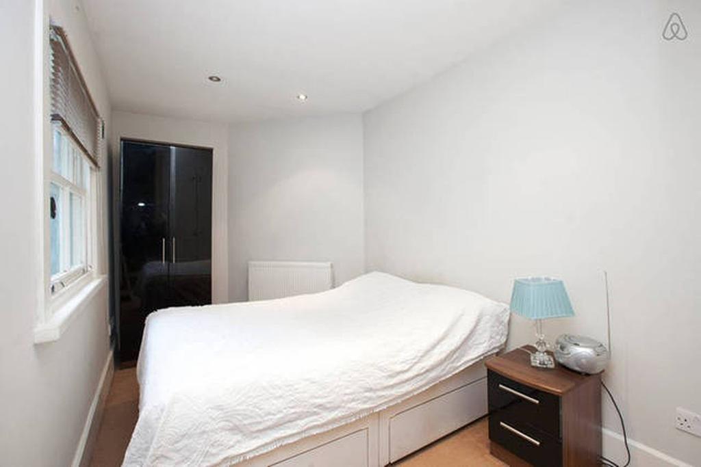 Central Warwick Way Apartment