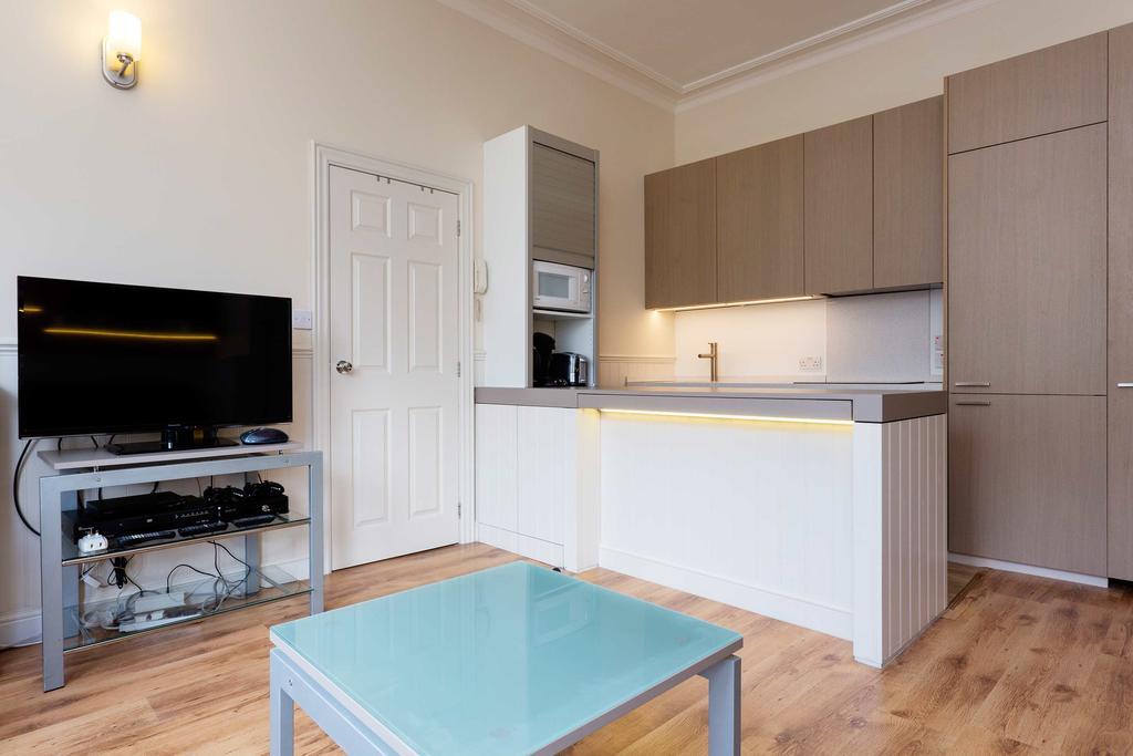 Veeve - Step Into From Sinclair Gardens Appartement *