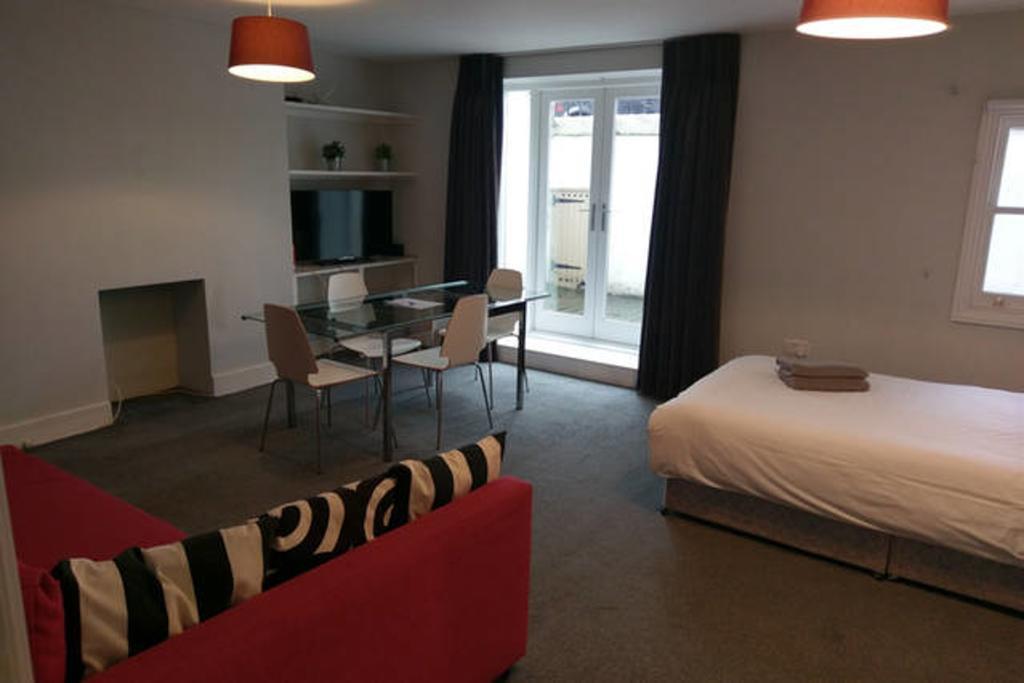 Apartment 70 Oakley Square *