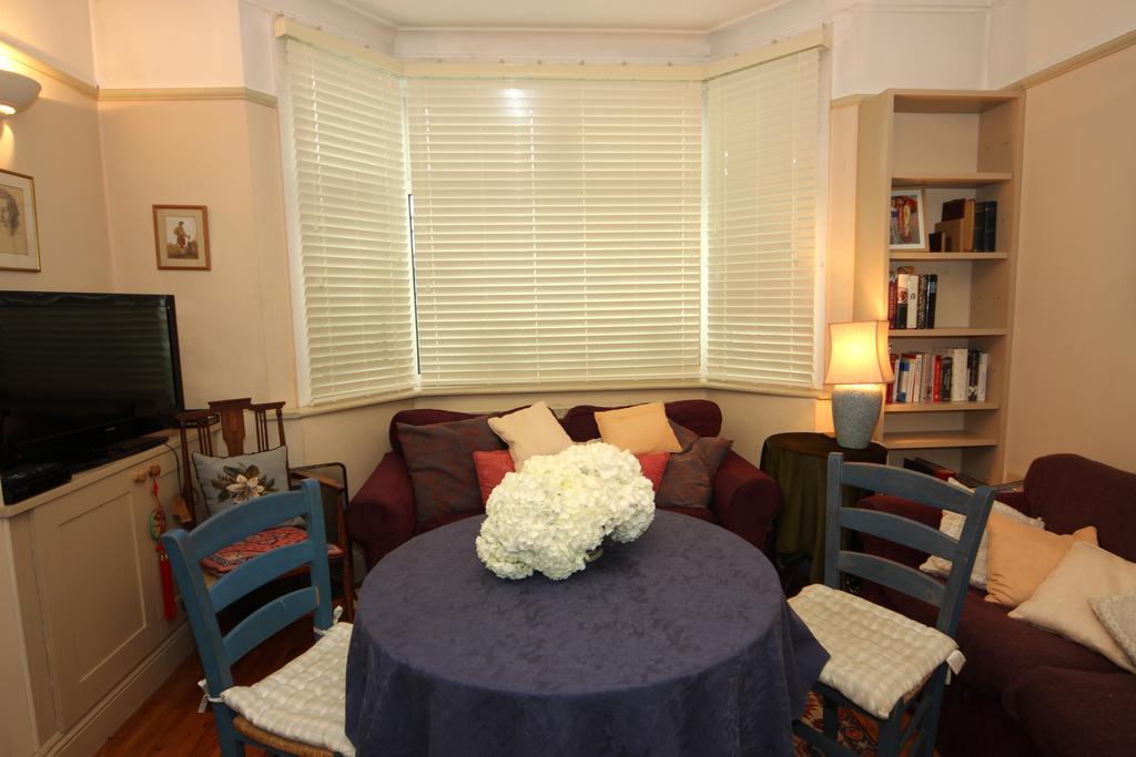 Southfieldsb&bstudios Bed & Breakfast London