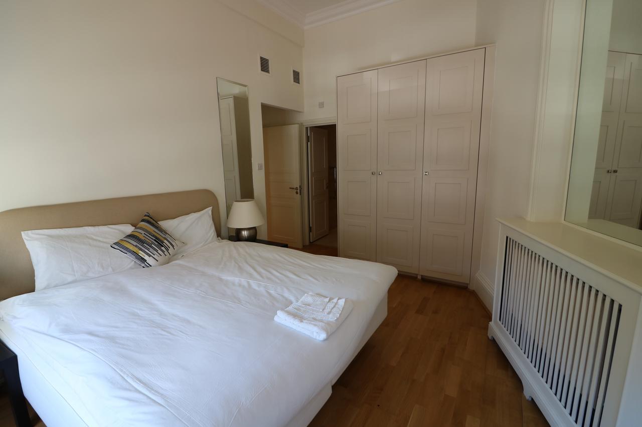 Hyde Park Square Apartment *