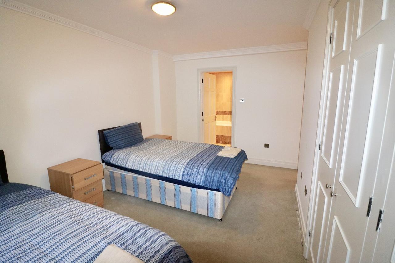 Hyde Park Square Apartment *