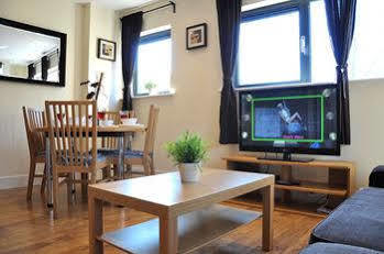 Apartment Beautiful 4-bedroom Flat In Bridge/borough!