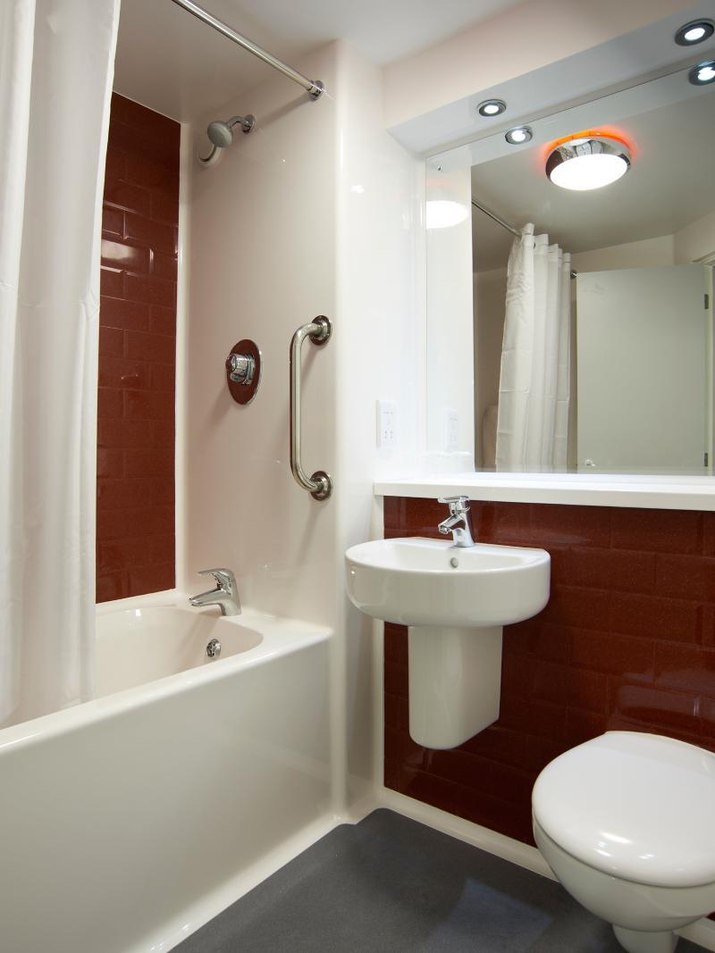 Travelodge Wembley High Road Hotel 2*