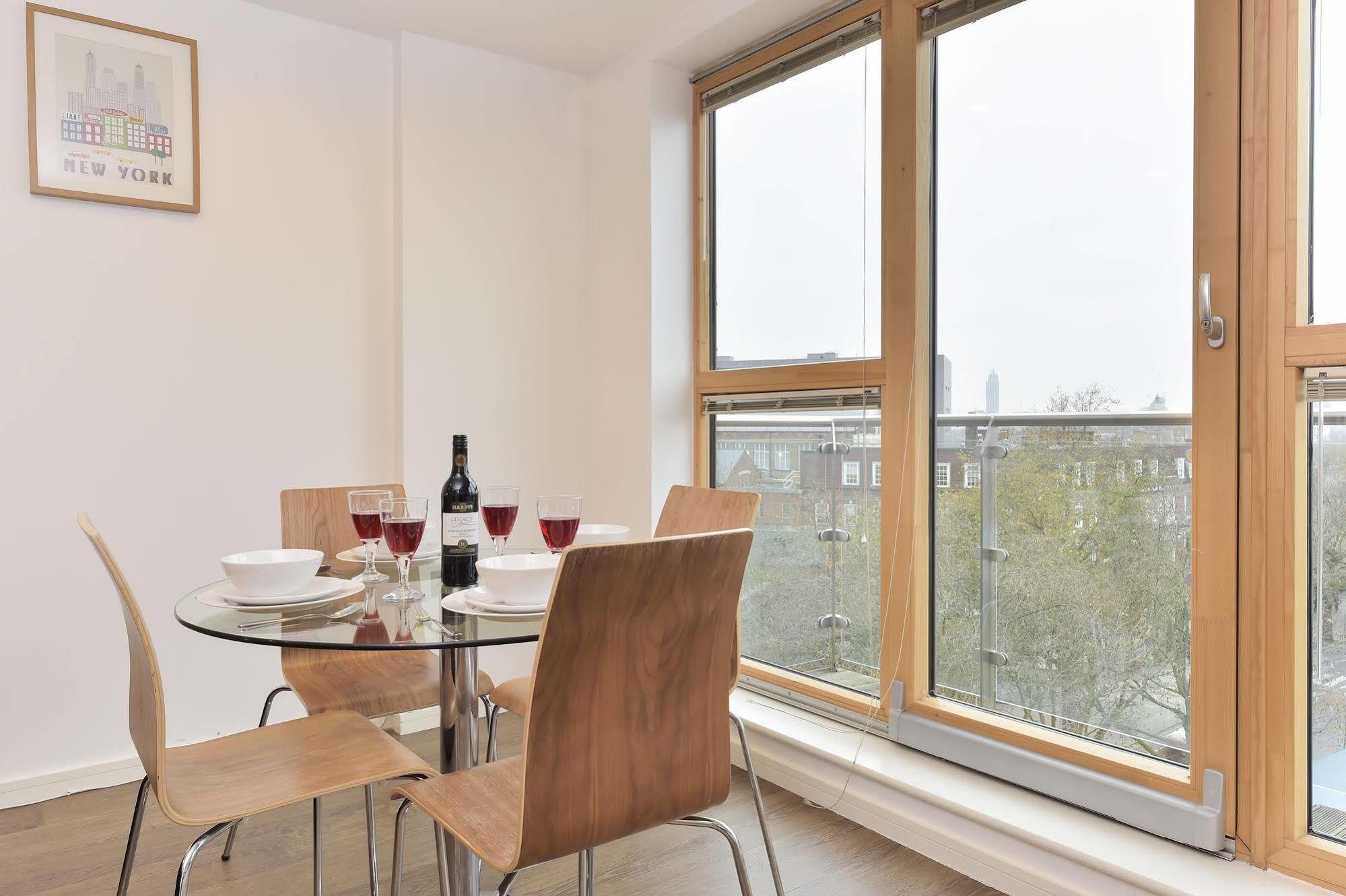 Beautiful 4-bedroom Flat In Bridge/borough! Lägenhet *