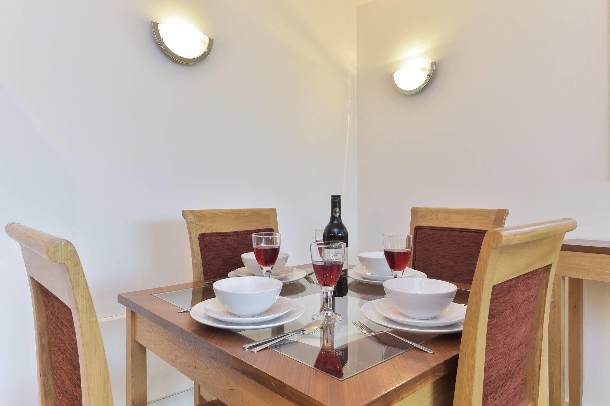 Apartment Beautiful 4-bedroom Flat In Bridge/borough!
