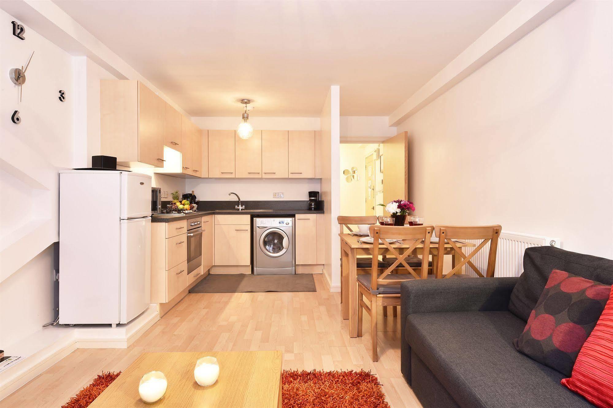 Apartment Beautiful 4-bedroom Flat In Bridge/borough! London