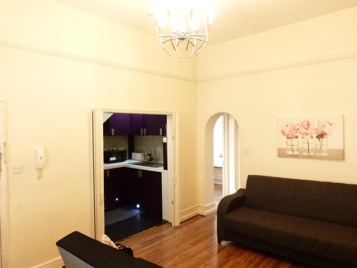 Beautiful Family Barons Court Apartment London