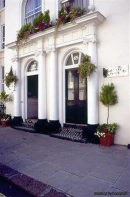 Palace Court Hotell 2*