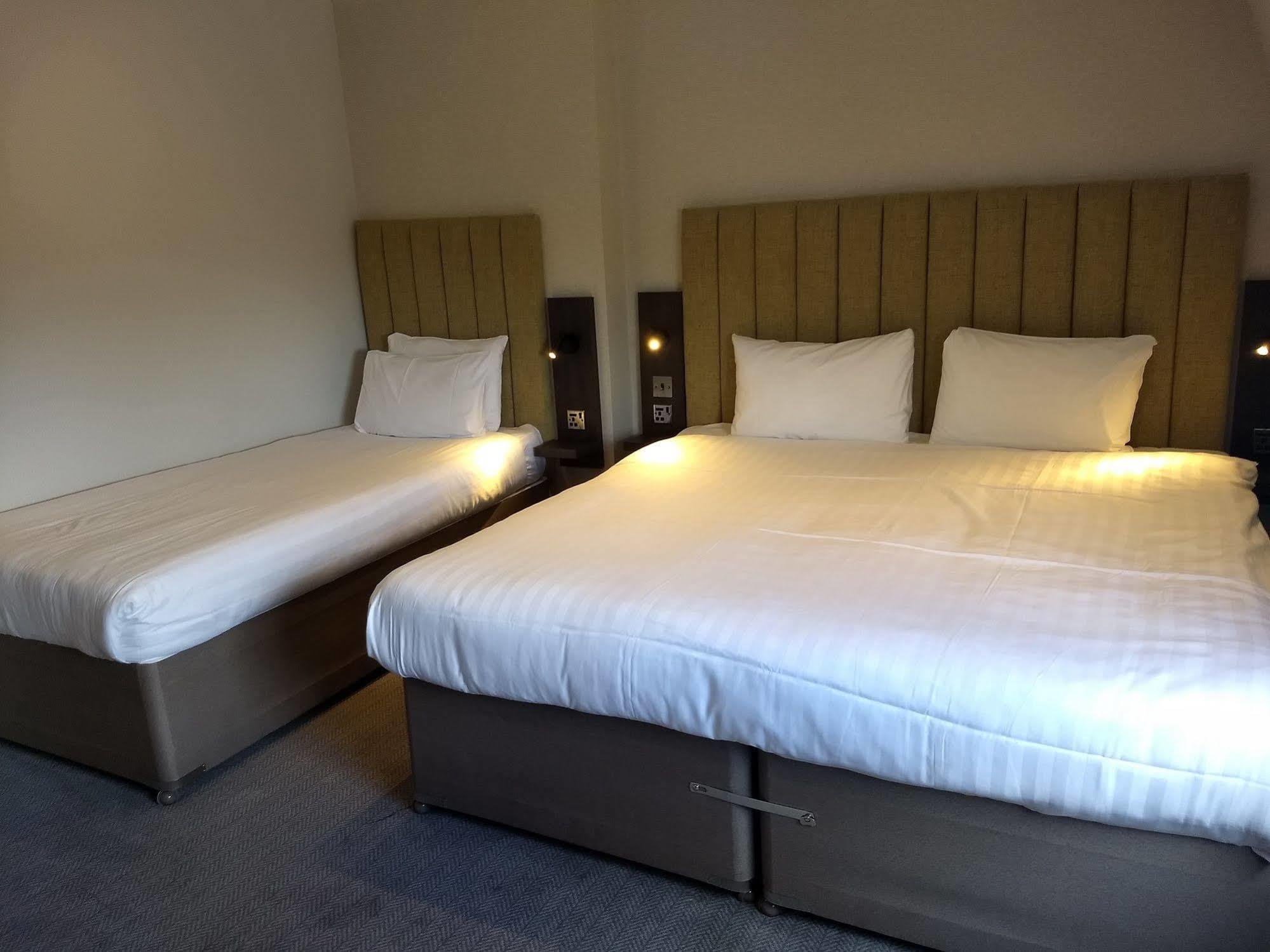 Garden Court Hotell 3*