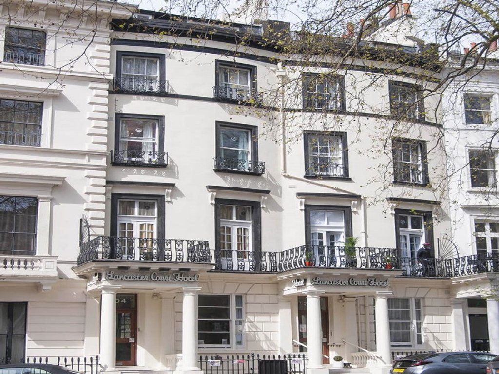 Lancaster Court Hotel 3*